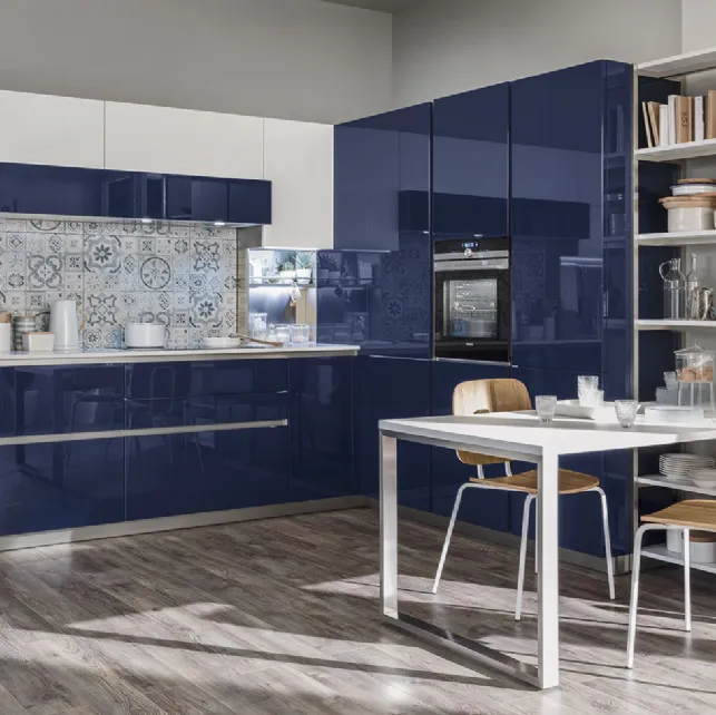 Cucina Moderna Lounge angolare in laccato lucido Blu Navy e Bianco Puro di Veneta Cucine