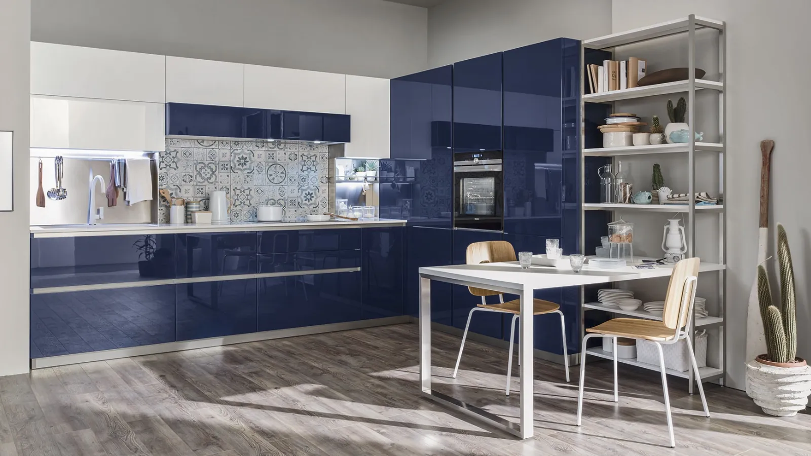 Cucina Moderna Lounge angolare in laccato lucido Blu Navy e Bianco Puro di Veneta Cucine