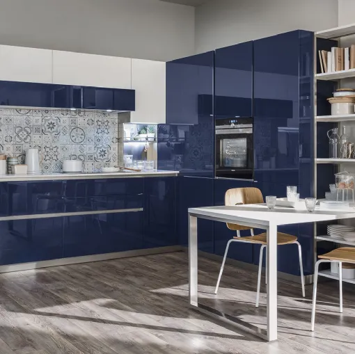 Cucina Moderna Lounge angolare in laccato lucido Blu Navy e Bianco Puro di Veneta Cucine