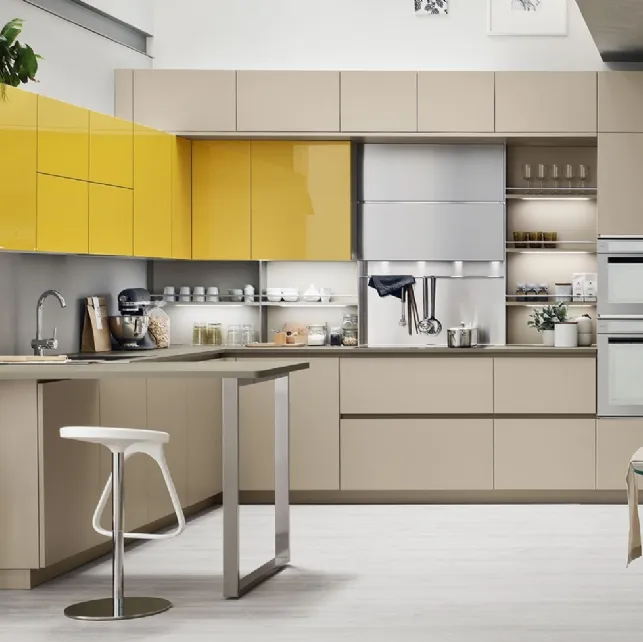 Cucina Moderna Lounge angolare con penisola in laccato Beige Ecru opaco e Giallo Girasole lucido di Veneta Cucine
