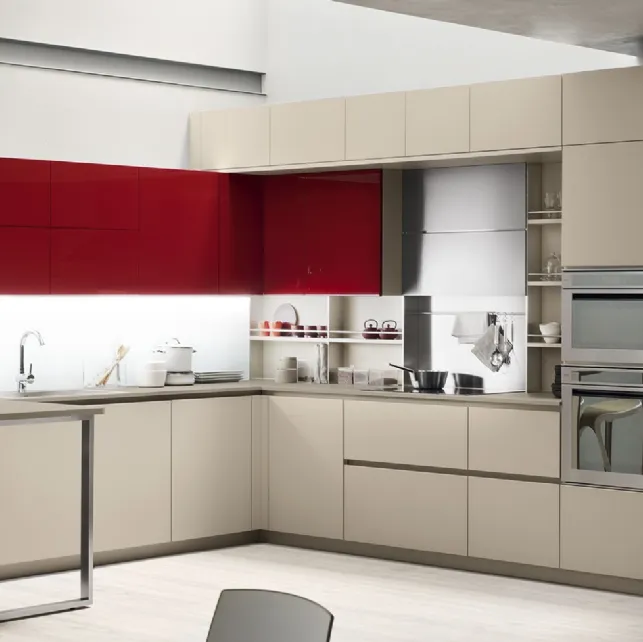 Cucina Moderna Lounge angolare con penisola in laccato Beige Ecru opaco e Rosso Veneziano lucido di Veneta Cucine