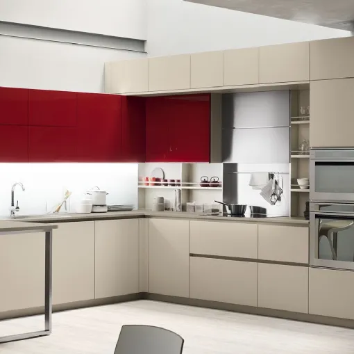 Cucina Moderna Lounge angolare con penisola in laccato Beige Ecru opaco e Rosso Veneziano lucido di Veneta Cucine