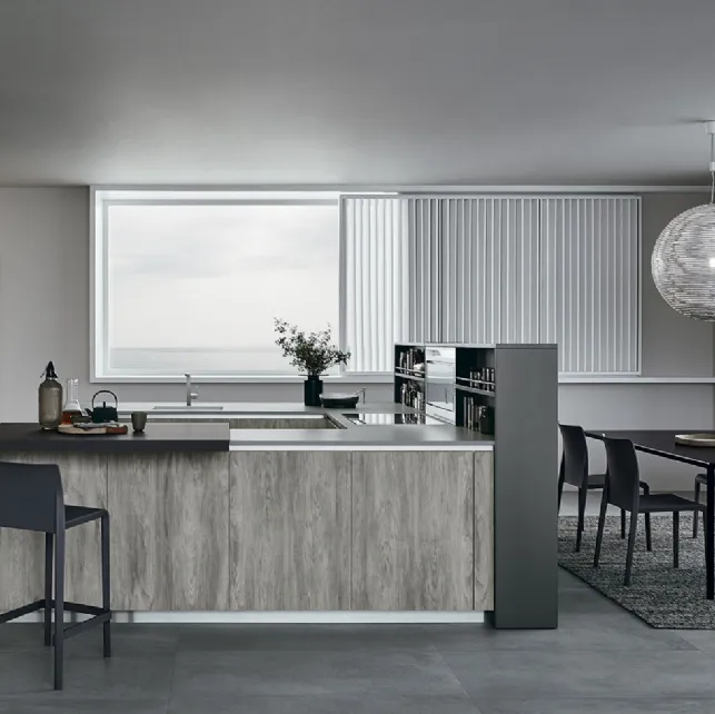 Cucina Moderna con isola Lounge in laccato Pro Metallo Liquido Mercurio e Quercia Grigio di Veneta Cucine