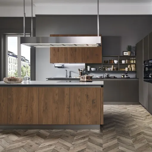 Cucina Moderna Ri-flex 02 con isola in Olmo antico e vetro laccato opaco Marrone Oliva di Veneta Cucine