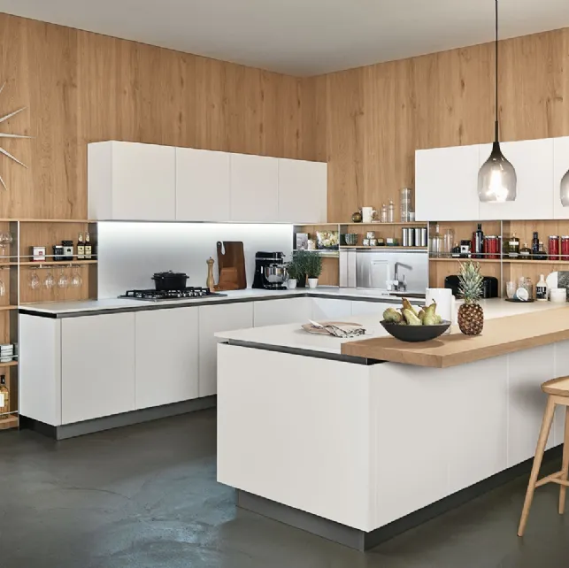 Cucina Moderna con penisola Oyster 07 in finitura Silk Bianco Neve e Rovere nodoso chiaro di Veneta Cucine