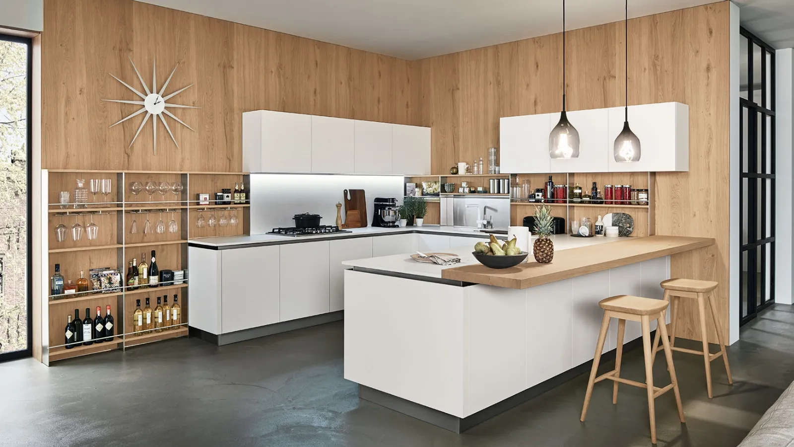 Cucina Moderna Oyster con penisola in finitura Silk Bianco Neve e Rovere nodoso chiaro di Veneta Cucine