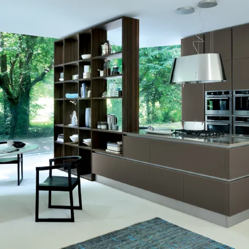 Cucina Moderna Ri flex con isola in vetro laccato opaco Marrone Oliva di Veneta Cucine