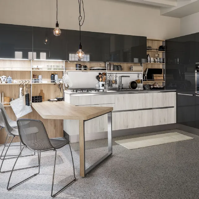 Cucina Moderna Start Time con penisola in finitura Play Rovere chiaro e medio e Grigio Atlantico lucido di Veneta Cucine