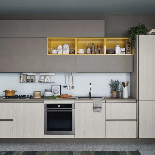Cucina Moderna lineare Start Time Presa in finitura Graffiato scuro e Play Rovere chiaro di Veneta Cucine